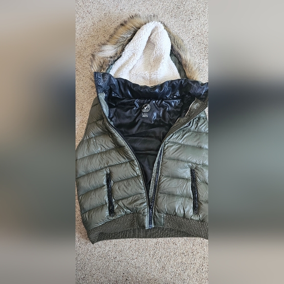 American Eagle Puff Vest - Picture 3 of 3